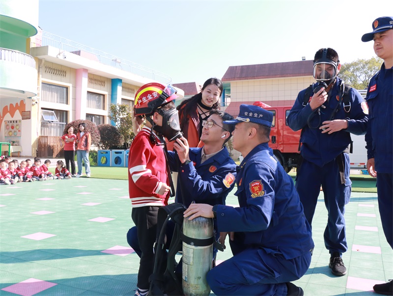 消防車(chē)進(jìn)幼兒園，萌娃致敬“火焰藍(lán)” ——